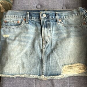 Levi’s light Jean mini skirt in size 29